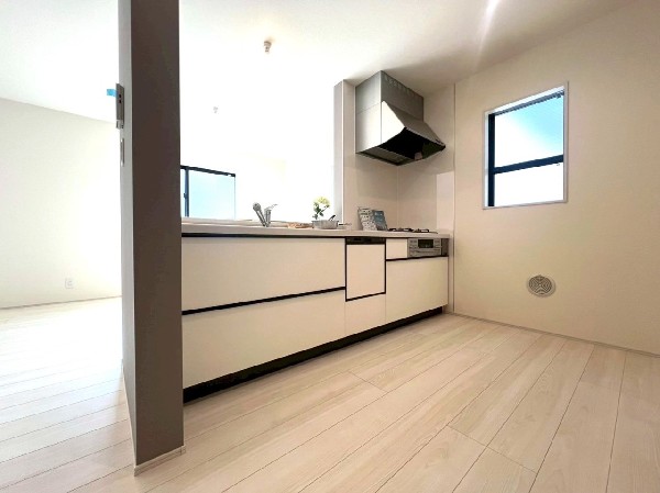 リビングのお子様を見守りながらお料理が出来る対面式カウンターキッチン。ご家族との会話がはずみます。