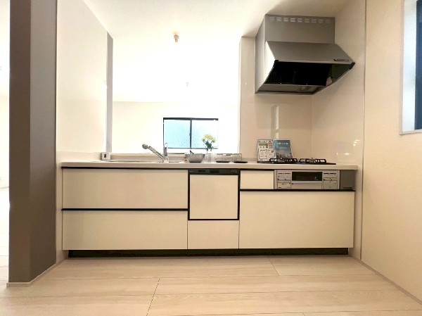 機能性とデザイン性を兼ね備えた嬉しいキッチン。食器洗乾燥機付きなので後片付け楽々。嬉しい浄水器も。