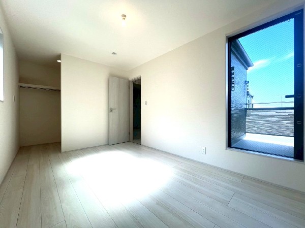 3Fにある主寝室は6.7帖と広々、そのままバルコニーに出られるのでお布団もスムーズに干せそうです。