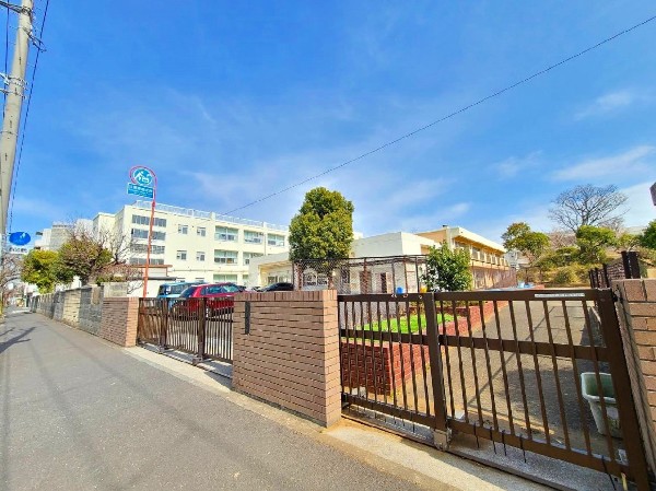 周辺環境:潮田小学校(学校目標は「自分大好き・友達大好き・潮田大好き」色々な国とのつながりを大切にしている小学校です。)