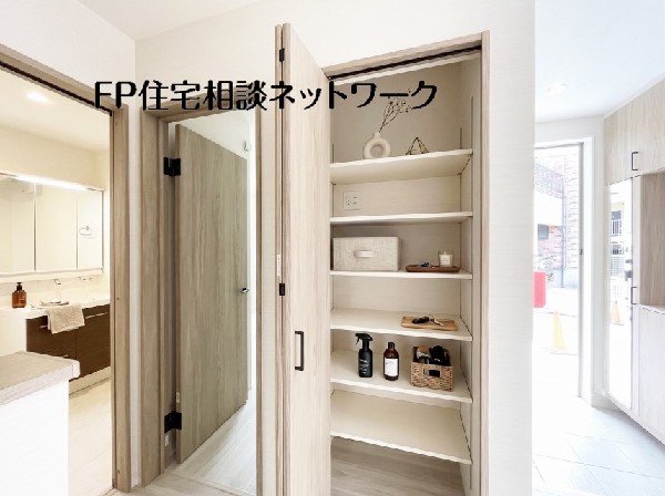 玄関近くにある収納。コートや帽子、スポーツ用品や買い物バッグを収納すれば、帰宅後すぐに片付きます。