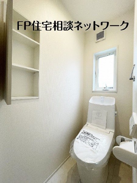 トイレは1階と2階に2カ所あります。朝の忙しい時間も慌てることなく使用できるので助かりますね。