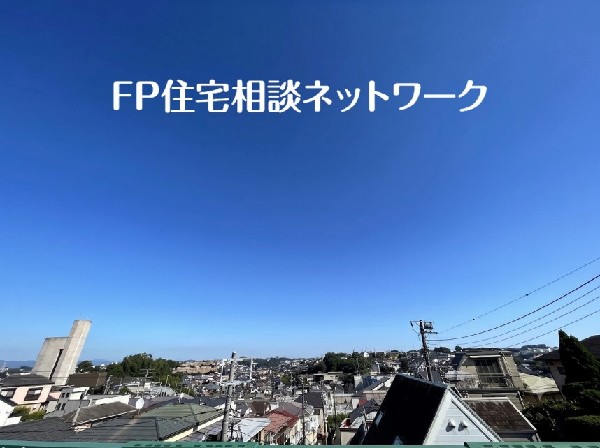 閑静な住宅街、一種低層住居専用地域内に位置しています。周囲には高い建物がなく、開放感を感じられます。