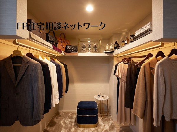 大容量のウォークインクローゼット付きなので季節物のお洋服などもきちんと収納することができます。