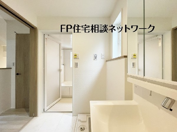 鏡の裏に収納棚を確保した三面鏡を採用。化粧品や歯ブラシなどを機能的に収納し、朝の身支度も快適です。