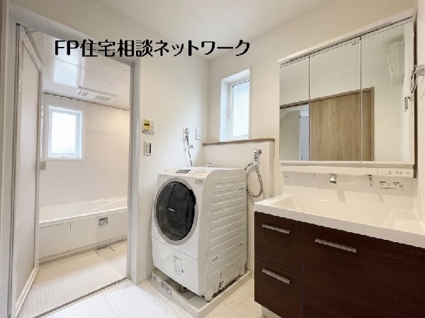 窓から光が入る明るい洗面室はゆったりと広さがあります。毎朝の身支度が気持ちよく出来そうですね。