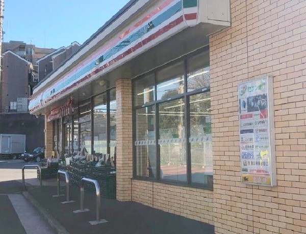 周辺環境:セブン-イレブン 横浜菊名３丁目店(おにぎりやスイーツ、日用品まで幅広く取り揃え。24時間いつでも気軽に立ち寄れるので近くにあると便利。)