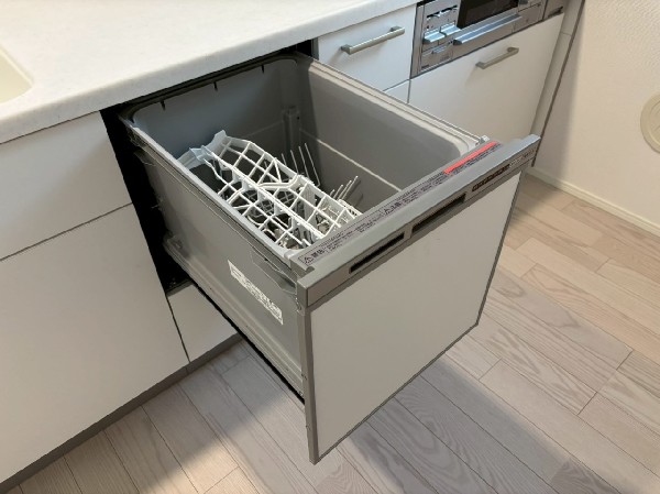 機能性とデザイン性を兼ね備えた嬉しいキッチン。食器洗乾燥機付きなので後片付け楽々。嬉しい浄水器も。