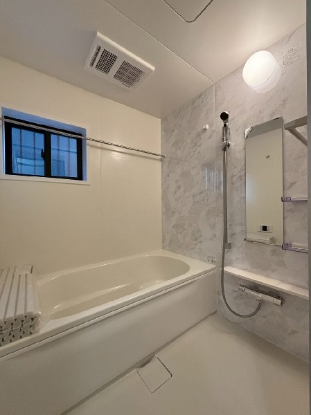 ゆったり入れる１坪タイプの浴室。雨の多い時季のお洗濯に重宝する浴室換気乾燥機付。追炊きオートバス付。