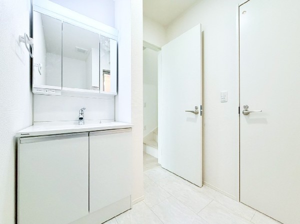 鏡の裏に収納棚を確保した三面鏡を採用。化粧品や歯ブラシなどを機能的に収納し、朝の身支度も快適です。