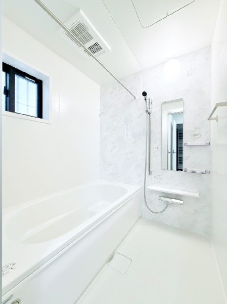 ゆったり入れる１坪タイプの浴室。雨の多い時季のお洗濯に重宝する浴室換気乾燥機付。追炊きオートバス付。