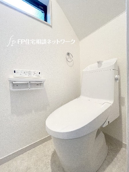 トイレは1階と2階に2カ所あります。朝の忙しい時間も慌てることなく使用できるので助かりますね。