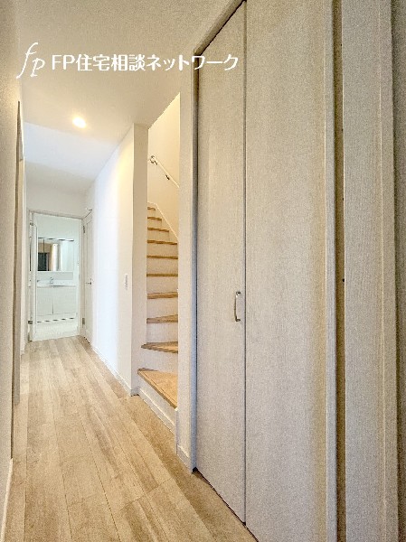 1階廊下にも収納スペースがあります。季節用品や掃除用具、普段使わないものもすっきりと収納できますね。