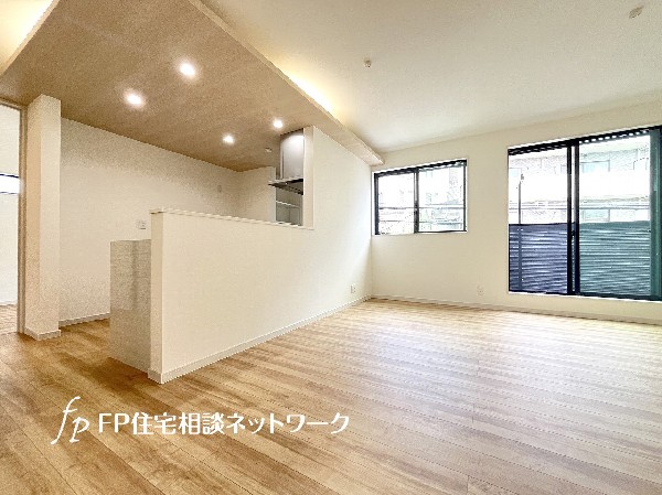 家族だんらんのスペースとなるリビング。大きな窓からの日差しがリビングの隅々までしっかりと届きます。