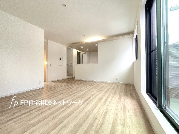 2階リビングは窓が多く日当り良好。人の目を気にせずに寛げます。窓を開ければバルコニーに繋がり開放的。