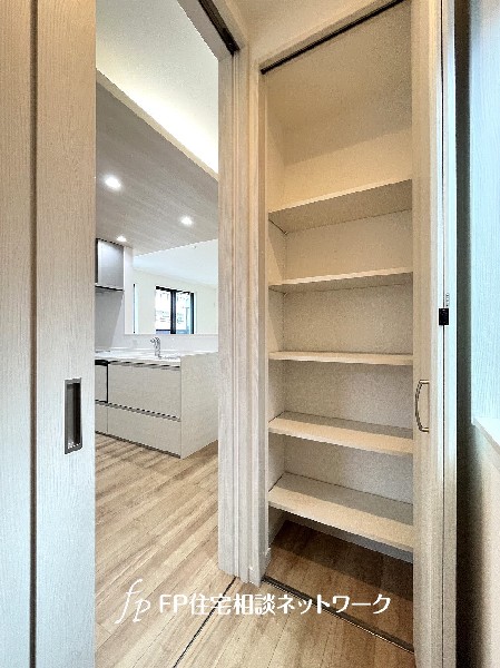 2階廊下にも収納を設けており、書類や日用品・掃除用具などをしまうのに便利。ご家族みんなで使えます。