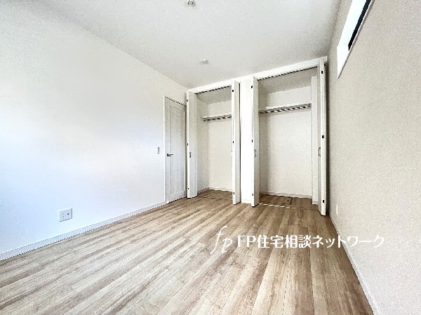 全居室に収納を完備。季節物のお洋服などもしっかりと収納し、居室空間を隅々まで使えるのが嬉しいですね。