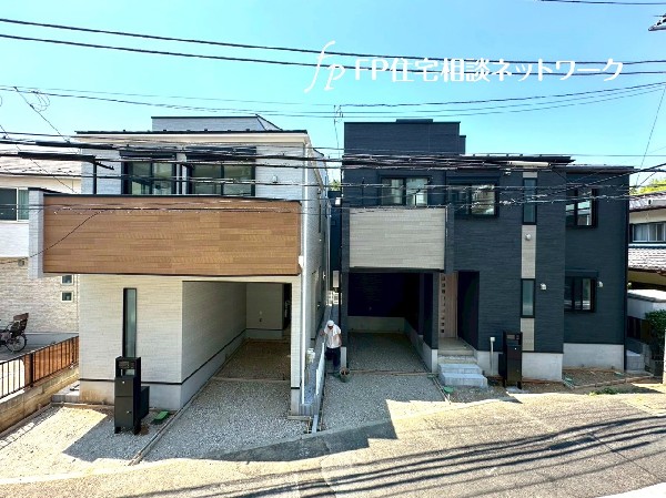 外観:ペントハウスで上がれるルーフバルコニー付一戸建て。屋上BBQやビニールプールなども楽しめる広さです。