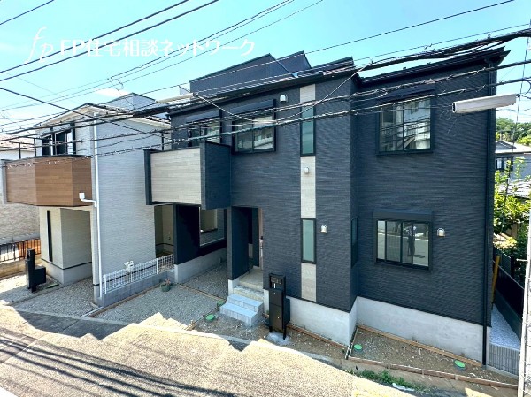 外観:前面は9.7ｍの公道。すぐにお車で出発できて行動範囲が広がります。歩道もあってお子様と歩いても安心。