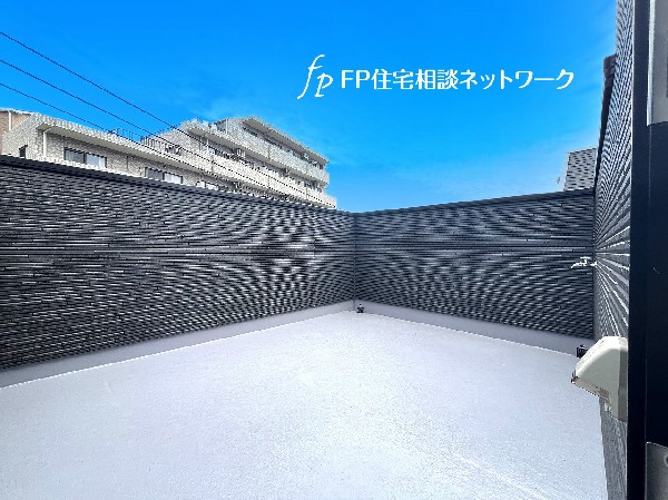 外観:ルーフバルコニーからは景色が広く見渡せ、気持ちの良い空間。休日の過ごし方に可能性が広がります。