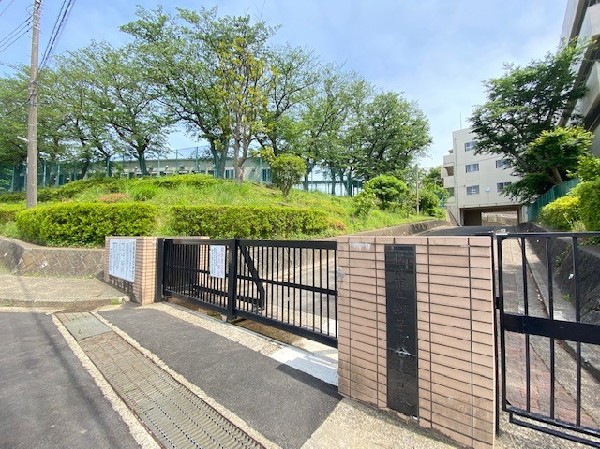 周辺環境:獅子ヶ谷小学校(緑が多く、自然に触れ合う環境も整っていています。「共に高め合い、生きる喜びを拓いていく子を育てます」)