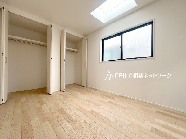 全居室に収納を完備。季節物のお洋服などもしっかりと整理整頓出来ます。居室空間を隅々まで使えるのが嬉しいですね。