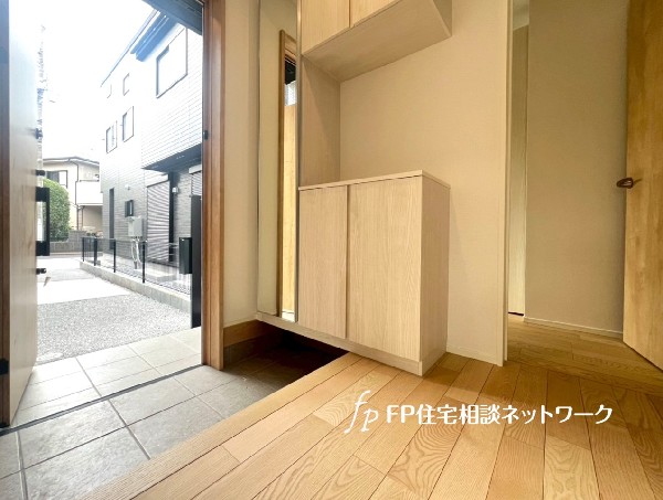 散らかりがちな玄関をスッキリと保てる大容量の玄関収納。出勤前の身支度チェックに欠かせない姿見付。