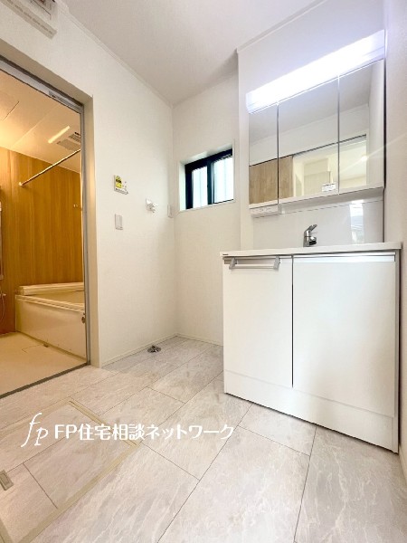 窓付で光が入り明るい洗面室。収納力と機能性に優れた洗面台で、毎朝の身支度が気持ちよく出来そうですね。