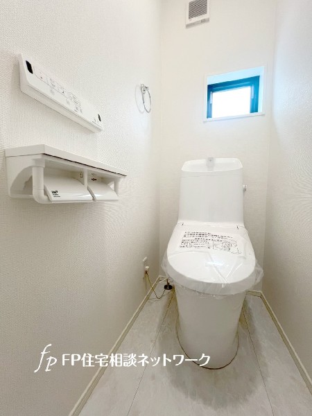 窓があるので陽ざしが入り明るいトイレ。洗浄機能付き便座を標準装備しています。1階と2階にあります。