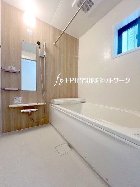 ゆったり入れる１坪タイプの浴室。雨の多い時季のお洗濯に重宝する浴室換気乾燥機付。追炊きオートバス付。