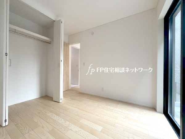 2面採光でお部屋の隅々まで明るい印象の居室。おひさまの光と爽やかな風をたっぷりと取り込めます。