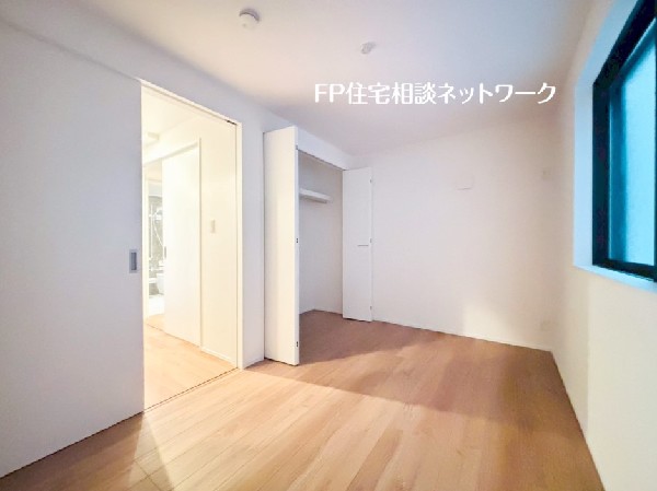 2面採光でお部屋の隅々まで明るい印象の居室。おひさまの光と爽やかな風をたっぷりと取り込めます。