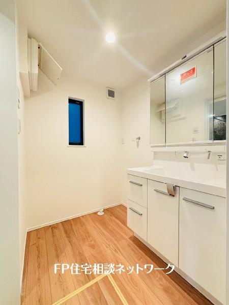 鏡の裏に収納棚を確保した三面鏡を採用。化粧品や歯ブラシなどを機能的に収納し、朝の身支度も快適です。