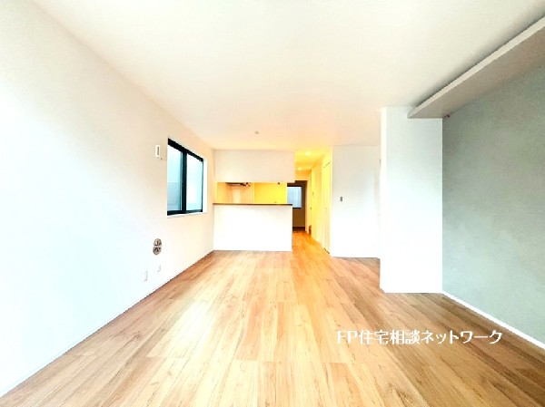 家族だんらんのスペースとなるリビング。3面採光で明るい光がリビングの隅々までしっかりと届きます。