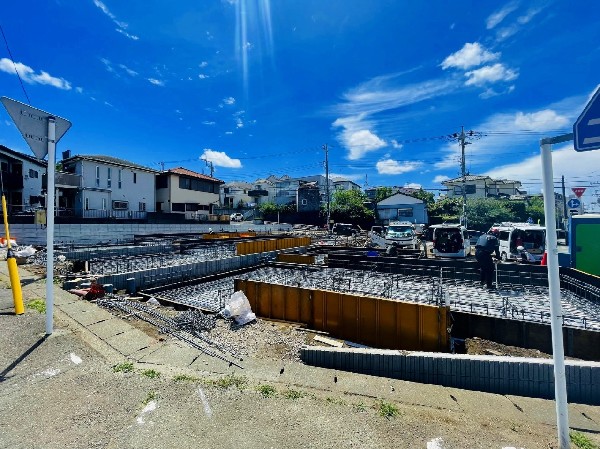 外観:「長津田／十日市場」各駅徒歩15分。徒歩5分圏内にスーパーや公園、小学校があり便利で快適な住環境。