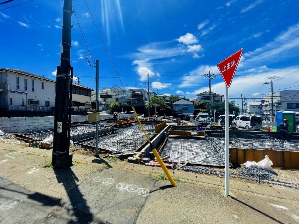 外観:前面道路は幅7ｍ以上の広々とした公道。敷地との高低差もないので、車の出入りがしやすいですね。