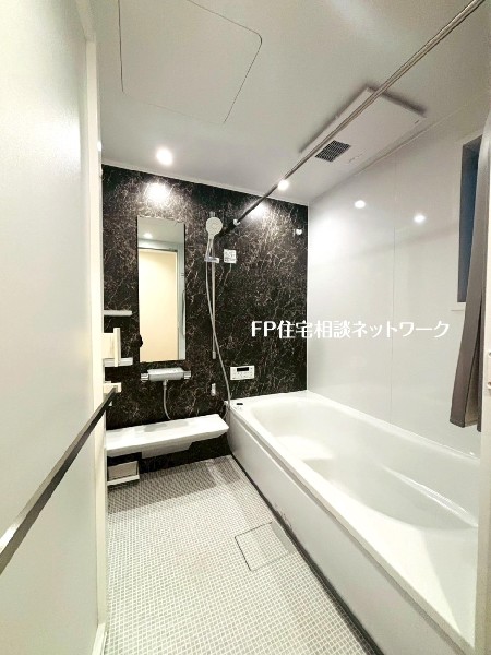 ゆったり入れる1坪タイプの浴室。花粉が気になる季節や雨天時のお洗濯に便利な浴室換気乾燥暖房機付です。