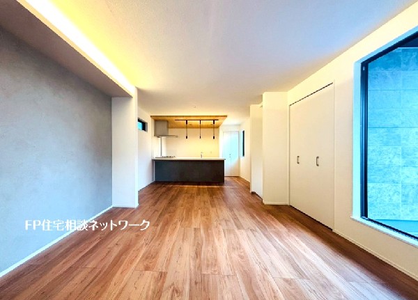 2階リビングは窓が多く日当り良好。人の目を気にせずに寛げます。窓を開ければバルコニーに繋がり開放的。