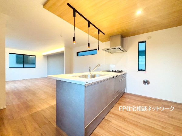 リビングとキッチンの間に壁を設けないスタイリッシュなペニンシュラキッチン。空間の広がりを感じます。