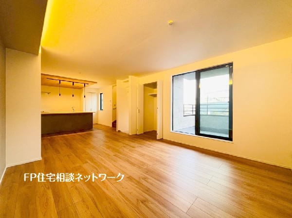 バルコニーに面した大きな窓からは広がりを感じられ、明るいリビングがご家族団欒の時を作ります。