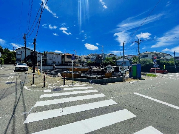 外観:3号棟は南東側8ｍ／北東側6.8ｍ公道に接する角地。開放感があり、明るく快適な住まいを叶えられます。