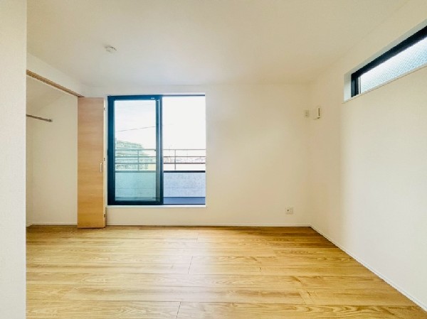 掃出し窓からの暖かい光を受けられる居室。バルコニーにも出られて、爽やかな風をたっぷりと取り込めます。