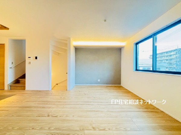 2階リビングなので目線を気にせず昼夜窓を開放しても寛げる。リビング階段で家族の絆も深まりそうです。