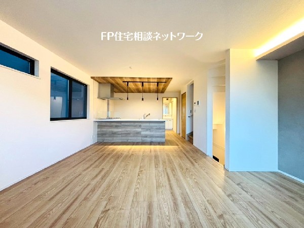 18.0帖の広々ＬＤＫ。導線もしっかりと取れているので、ソファーなどの家具もしっかりと配置できます。