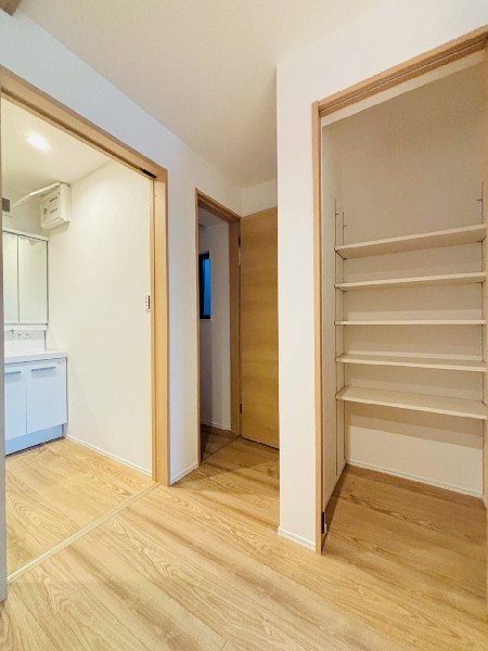 ストック食材や調理家電の収納に便利なパントリー付きです。お水や非常食などの備蓄庫としても活躍します。