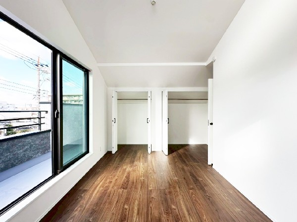 収納力が豊富な大型クローゼット。普段着やスーツはもちろんのこと、コート類などもしっかり掛けられます。