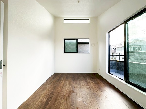 2面採光でお部屋の隅々まで明るい居室。バルコニーにも出られて、爽やかな風をたっぷりと取り込めます。