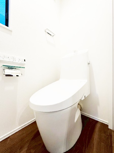 トイレは1階と2階に2カ所あります。朝の忙しい時間も慌てることなく使用できるので助かりますね。