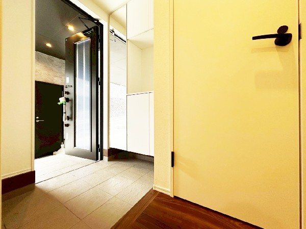 コの字型の玄関収納はカウンターがあるので、写真や絵を飾ったり自分好みのインテリアを楽しめそうですね。