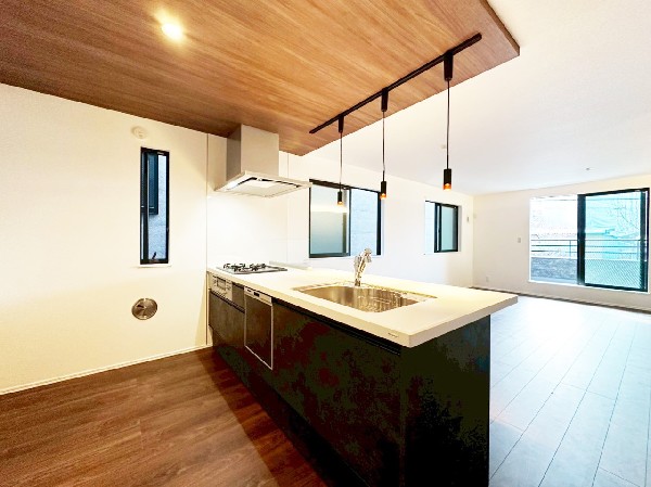 リビングとキッチンの間に壁を設けてないフルオープンタイプの対面キッチン。一体感と広がりを感じます。